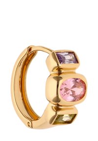 Boucle d'oreille en or ornée de trois pierres précieuses serties en taille berçante : un carré violet, un oval rose et un rectangle vert, disposés verticalement.