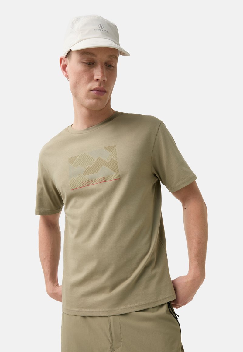 Oliven grøn kortærmet t-shirt i blødt stof med et bjerggrafik i lys beige og røde detaljer, rund halsudskæring.