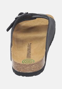 Schwarze Leder-Schlaufsandale mit Korkfußbett und Gummisohle. Enthält einen verstellbaren Riemen und ein weiches Innenfutter mit aufgedrucktem Branding.