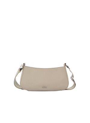 Beige Hobo-Tasche mit einem dezenten Fischgrätmuster, ausgestattet mit einem Schulterriemen und einem Logo-Detail. Glatte Textur, geschwungene Form.