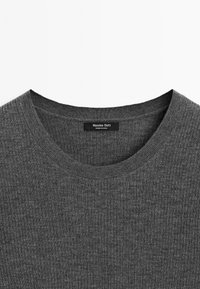 Grauer gerippter Strickpullover mit rundem Halsausschnitt. Im Kragen befindet sich ein Etikett mit der Aufschrift "Massimo Dutti". Glatte Textur.