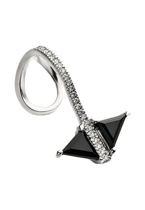 Anillo de plata con un diseño curvado, adornado con dos piedras negras triangulares y una fila de pequeñas piedras transparentes a lo largo de la banda.