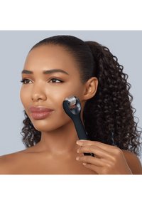 GESKE MICRONEEDLE FACE ROLLER | 9 IN 1 | SMARTAPPGUIDED - Ansiktsvård - tillbehör - black