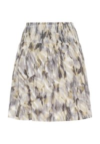 Une courte jupe plissée présentant une taille smockée, fabriquée en tissu léger avec un motif abstrait dans des tons atténués de gris, beige et crème.