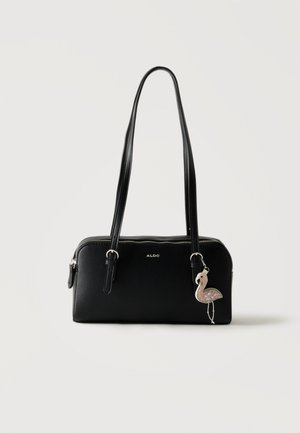 Čierna obdĺžniková kabelka Aldo s dvoma dlhými remienkami a ružovým príveskom plameniaka na neutrálnom pozadí.
