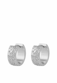 Silver hoopsörhängen med en strukturerad yta och rader av inlagda klara kristaller som skapar en glittrande effekt. Rundad design.