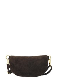 Sac à épaule en suède marron avec une forme arrondie, quincaillerie en ton doré et une bandoulière ajustable. Texture lisse avec un design minimaliste.