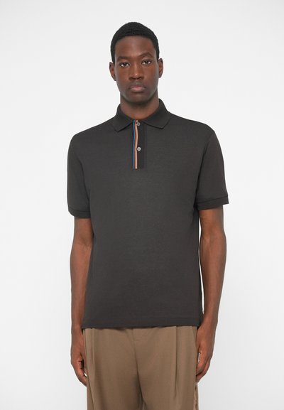 Polo noir en coton, doté d'un col contrasté avec des rayures rouges, bleues et blanches, à manches courtes et fermeture à boutons.