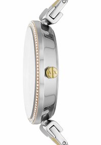 Reloj de acero inoxidable plateado con una corona acentuada en oro, adornado con una fila de cristales a lo largo del borde, que presenta una forma redondeada y elegante.