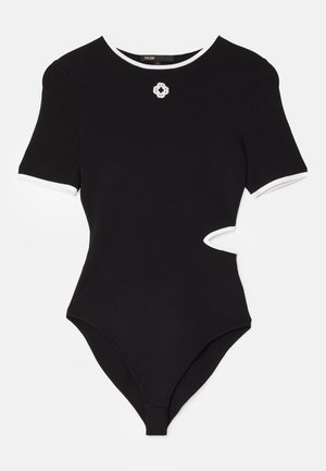 Černý body s krátkými rukávy, bílým lemováním a výřezem na straně. Obsahuje malou dekorativní emblemu na hrudi.