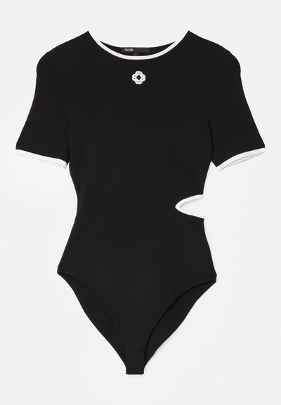 Černý body s krátkými rukávy, bílým lemováním a výřezem na straně. Obsahuje malou dekorativní emblemu na hrudi.