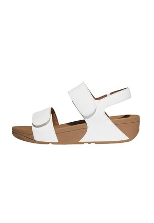 Witte open-sandalen met twee verstelbare bandjes en een zacht bruine zool, ontworpen voor comfort en gemakkelijk aan- en uittrekken.