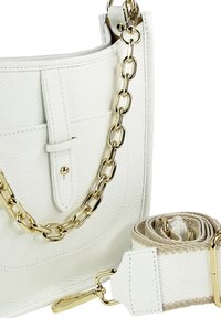 Weiße Leder-Schultertasche mit goldener Kettenriemen und abnehmbarem beigen Stoffriemen, mit strukturierter Oberfläche und Klappenverschluss.