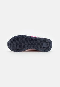 Semelle de chaussure avec un fond en caoutchouc noir, présentant un motif de semelle en zigzag ; section supérieure rose ; matériau durable avec un design de grip prononcé.