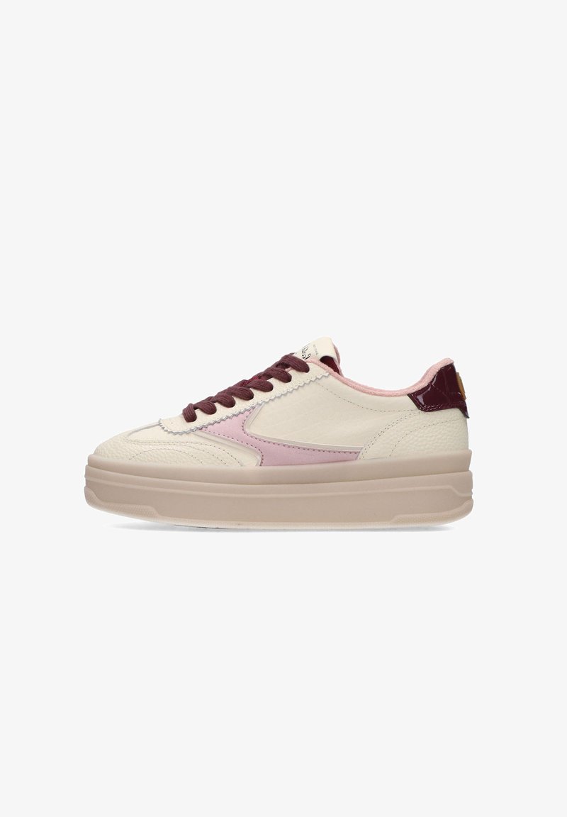 Crèmekleurige leren sneaker met bordeauxrode veters en roze accenten. Heeft een gestructureerd ontwerp en een dikke beige zool.