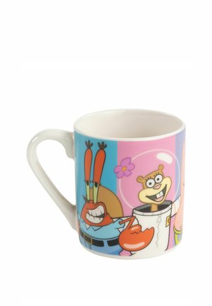 Keramiktasse mit den Cartoonfiguren Mr. Krabs, Sandy Cheeks und Patrick Star aus SpongeBob Schwammkopf auf bunten Hintergründen.