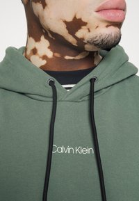 Calvin Klein Felpa con cappuccio - light green