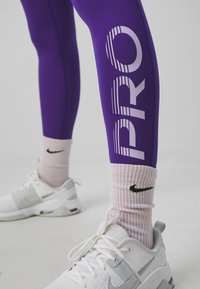Nike Performance Pajkice - court purple/lilac bloom/white