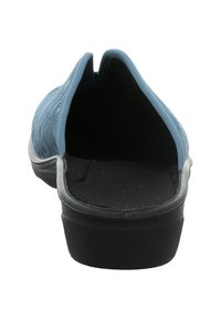 Blauer Slipper mit strukturiertem Obermaterial, gewelltem Rand und schwarzer Gummisohle. Verfügt über ein weiches Innenfutter und ein offenes Rückendesign.