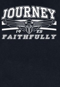 Testo bianco in grassetto "JOURNEY" e "FAITHFULLY" con un emblema stilizzato ad ali e i numeri "19" e "83" su uno sfondo scuro.