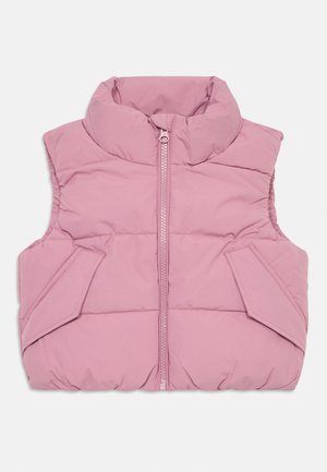 Colete puffer rosa com um colarinho alto, fecho frontal e bolsos laterais. Feito de material macio e isolante com um acabamento liso e mate.