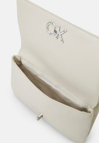Calvin Klein DOUBLE GUSETT XBODY - Umhängetasche - ecru