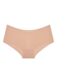 Brezšivne ženske hipster spodnje hlačke v telesnih tonih z gladkim materialom in širokim pasom, razporejene na beli podlagi.