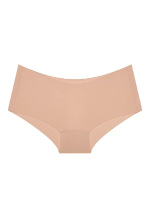 Siledatud nude värvi naiste hipster aluspüksid sujuva kangaga ja laia vöökoht, asetatuna tasasele valgele taustale.