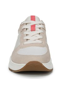 Sneaker beige chiaro con tomaia in suede e mesh. Presenta dettagli bianchi, un'etichetta rosa sulla linguetta e una suola in gomma textured.