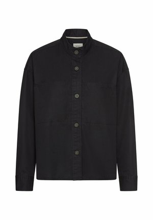 Chemise noire à manches longues avec col montant, coutures visibles et cinq boutons sur le devant sur fond blanc.