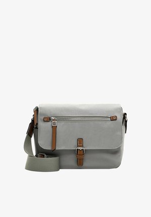 Bolsa mensajera de lona gris con cierre de solapa, detalles en cuero marrón, cremallera plateada y correa de hombro ajustable.