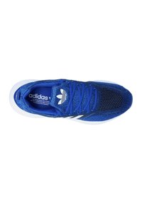 Zapatilla atlética de malla azul con un upper texturizado, acentos de logo en blanco y una suela exterior ligera y translúcida. Cuenta con un sistema de cordones estándar.