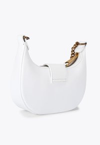Borsa a tracolla in pelle bianca con forma curva, chiusura con cerniera superiore e accento in catena dorata. Presenta un'etichetta cucita e una texture liscia.