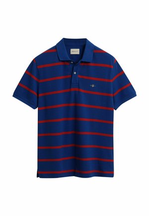 Polo tričko s krátkým rukávem v modré barvě s červenými vodorovnými pruhy. Má klasický límec a malou vyšitou nášivku na hrudi.