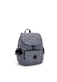 Mochila texturizada en blanco y negro con un patrón, tapa, bolsillo frontal con cremallera, bolsillo lateral y un acento decorativo de pompón. Correas ajustables.