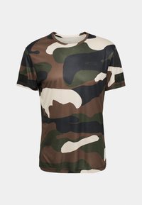 Koszulka w kamuflażu w odcieniach zieleni, brązu i beżu. Krótkie rękawy, okrągły dekolt, teksturowana tkanina, z logo z przodu oraz siateczkowymi akcentami.