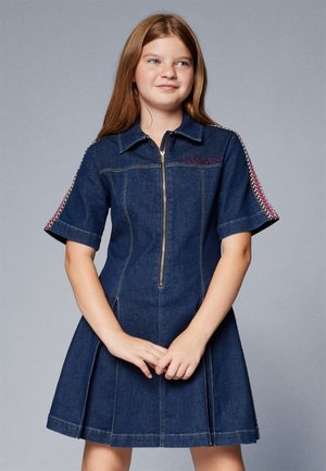 Jeanskleid mit kurzen Ärmeln, Reißverschluss vorne und gesticktem Logo. Mit dekorativen Seitendetails und ausgestellt Rock. Dunkelblaue Farbe.