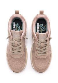 Zapatillas ligeras de material de malla suave en un rosa claro con acentos en beige, forma de puntera redondeada, cordones texturizados y un collar acolchado para mayor comodidad.