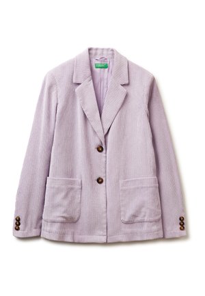 Liliowy żakiet z korduroju z klapami, dwiema przednimi kieszeniami i brązowymi guzikami na przodzie i rękawach, o poziomej teksturze prążkowanej.