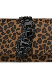Kopertówka w namiot leopardzie, wykonana z teksturowanej tkaniny, z wyraźnym czarnym kamieniem ozdobnym w kanciastym wzorze.