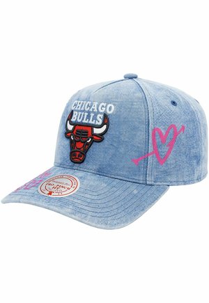 Hellblaue Jeans-Chicago Bulls Cap mit gesticktem Stier-Logo und Teamnamen, rosa Herz mit Pfeil an der Seite und einem Pro-Finch-Aufkleber am Schirm.