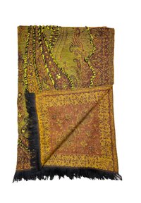 Châle multicolore avec des motifs paisley complexes en or, bourgogne et vert, présentant des franges noires le long d'un bord et une texture douce.