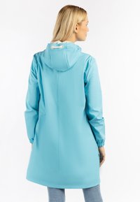 Jachetă impermeabilă de culoare albastru deschis, cu glugă, mâneci lungi, manșete elastice și croi drept. Textură netedă, detalii de design minime.