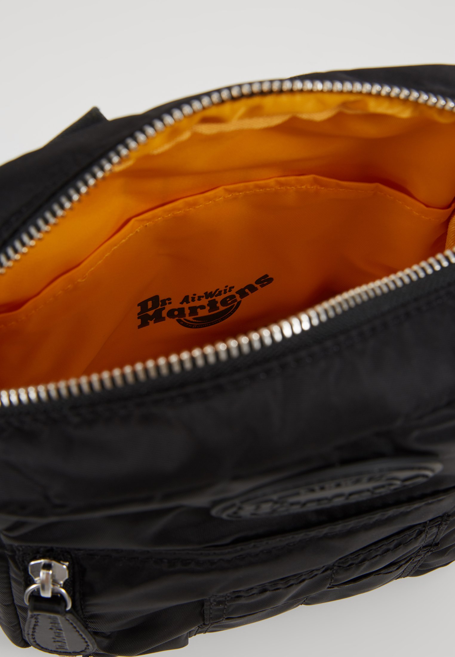 Dr. Martens SUPER MINI BAG Skulderveske blacksvart Dr. Martens SUPER MINI BAG Skulderveske blacksvart