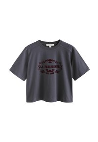 Graues, kurzärmliges, cropped T-Shirt aus Baumwolle mit rundem Halsausschnitt, das ein burgunderrotes Druckdesign mit dem Text "LA PARISIENNE EST. 1982." zeigt.