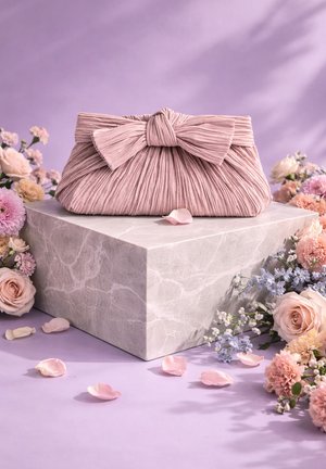 Rosa plissierte Clutch mit großer Schleife, die auf einem Marmorsockel liegt, umgeben von pastellfarbenen Blumen und verstreuten Blütenblättern auf einer lavendelfarbenen Oberfläche.