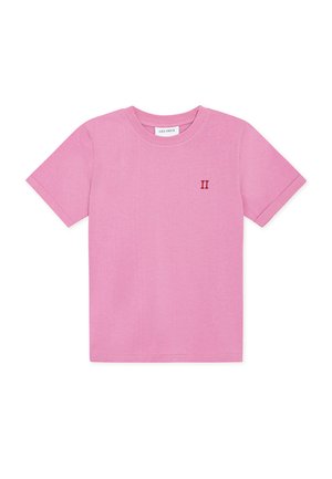 Różowy bawełniany t-shirt z krótkimi rękawami, okrągłym dekoltem i małym czerwonym haftem "II" na piersi. Gładka faktura, casualowy krój.