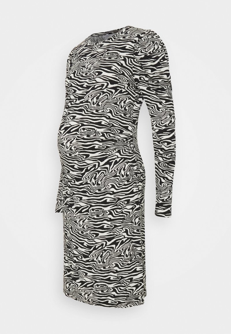 Robe de maternité à manches longues imprimée zèbre noir et blanc, avec des côtés froncés et une silhouette ajustée.