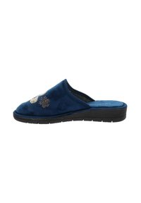 Pantofole di suede blu navy con punta arrotondata, suola piatta in gomma nera e decorazioni in gemme sulla parte superiore. Design minimale.
