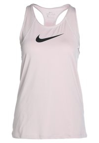 Canottiera Nike Dri-FIT in rosa chiaro con logo nero. Presenta un design con schiena a corsetto e un tessuto strutturato per prestazioni traspiranti.